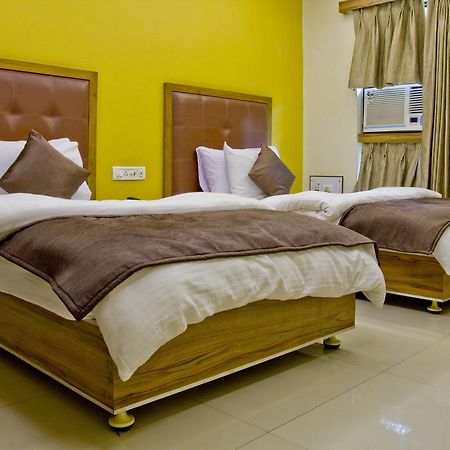 Hotel Executive Surat Bagian luar foto