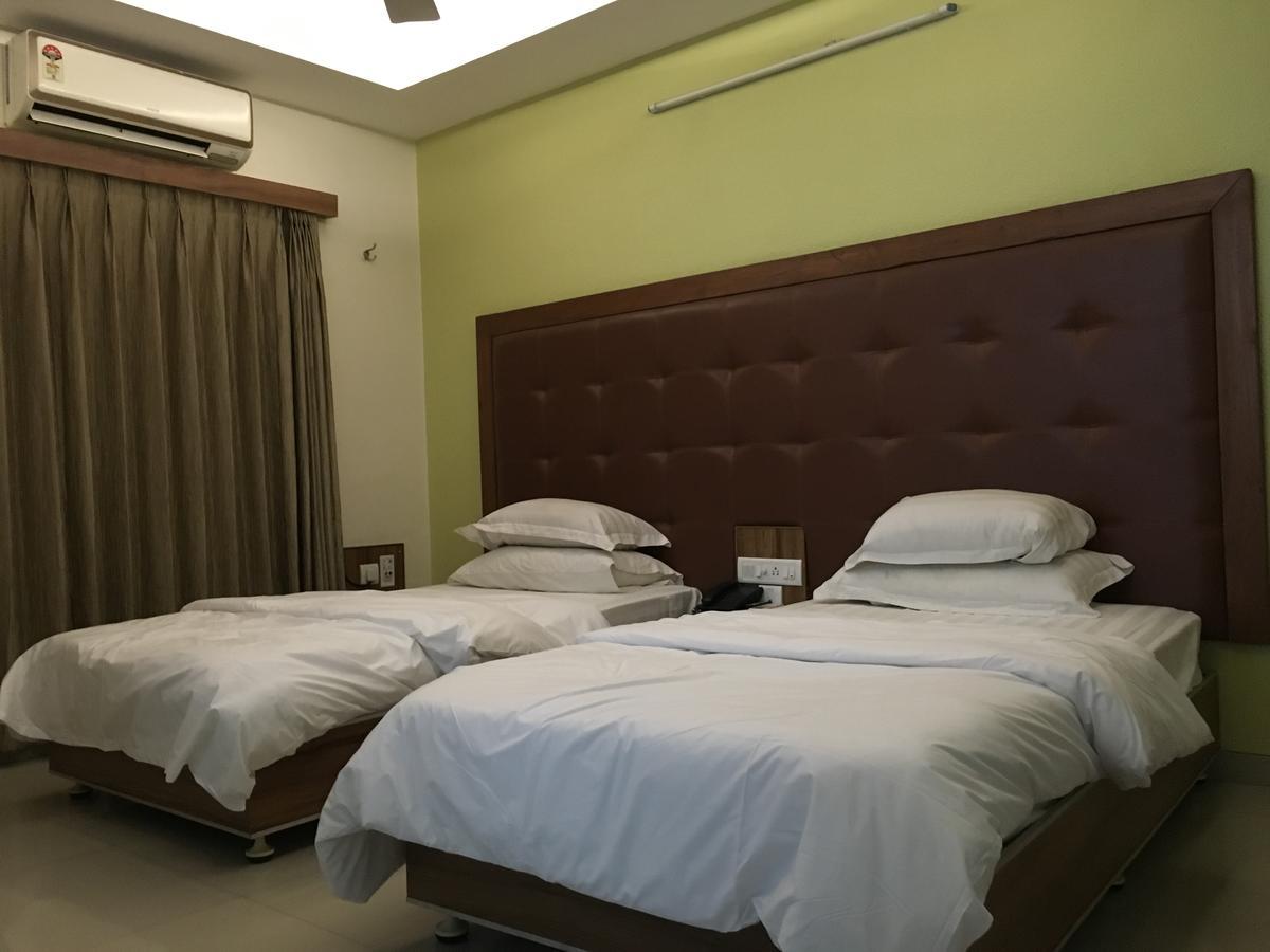 Hotel Executive Surat Bagian luar foto