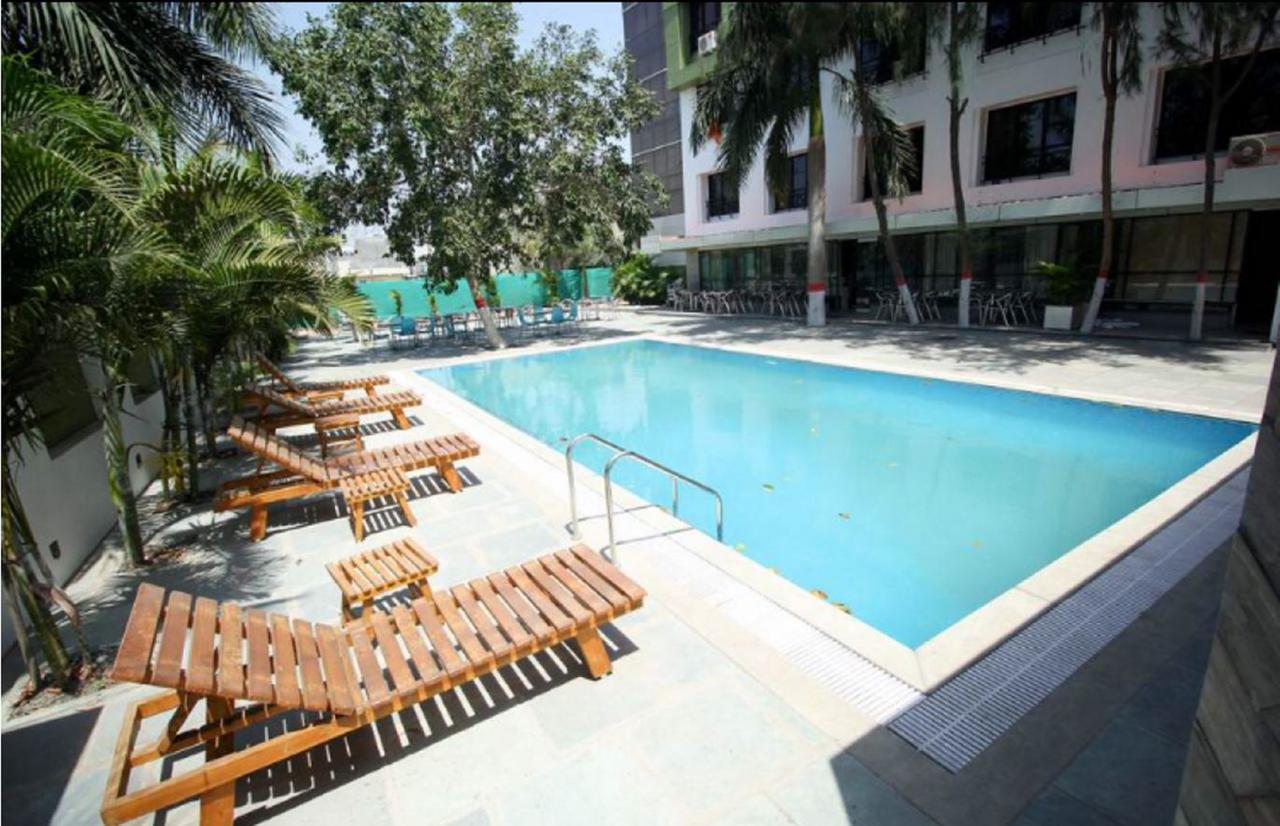 Hotel Executive Surat Bagian luar foto