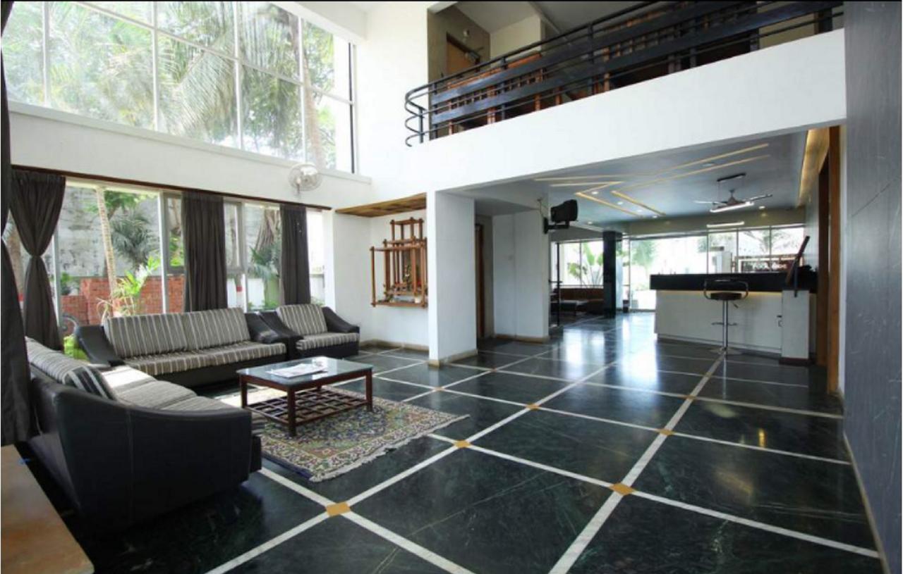 Hotel Executive Surat Bagian luar foto
