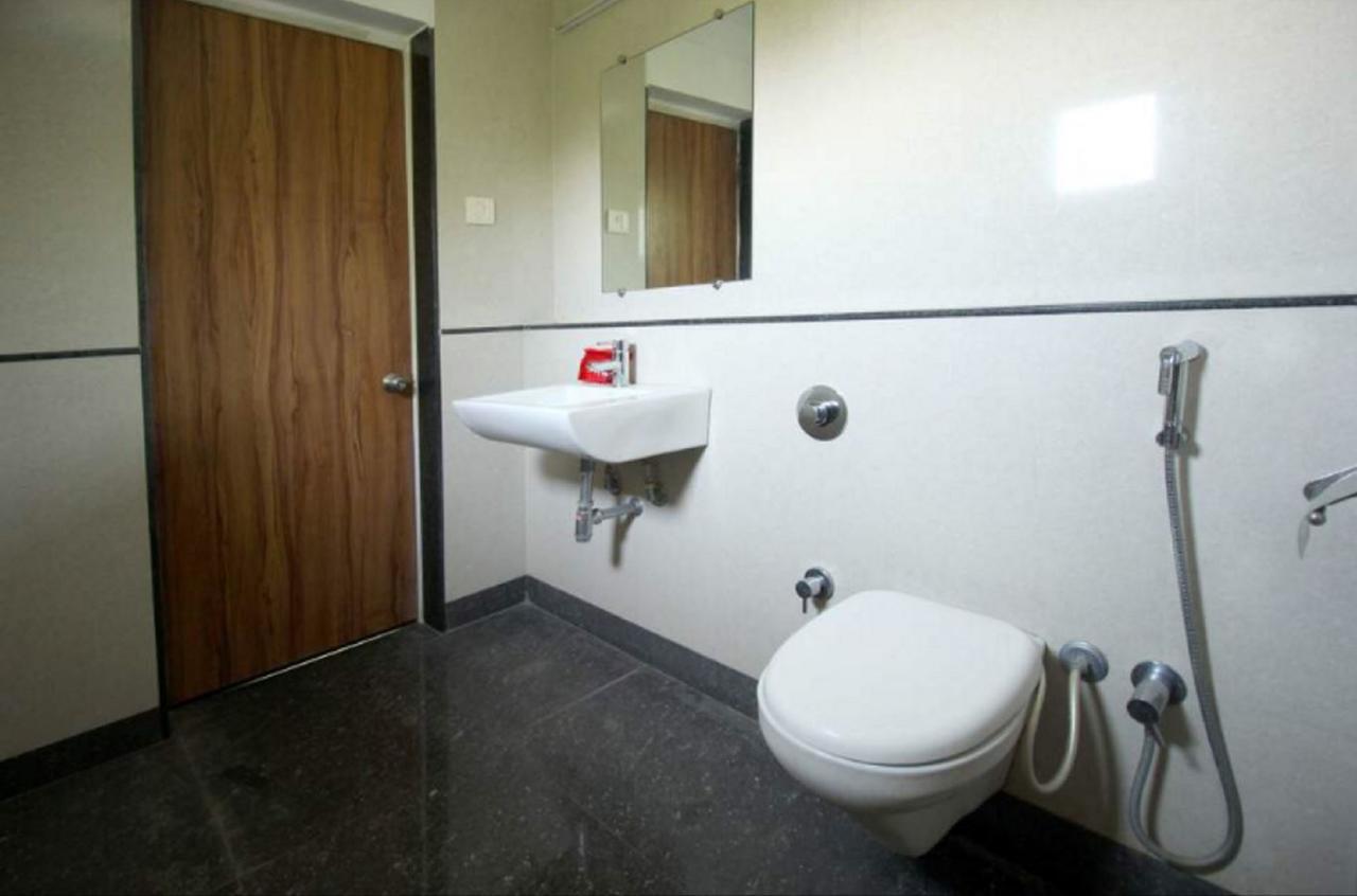 Hotel Executive Surat Bagian luar foto
