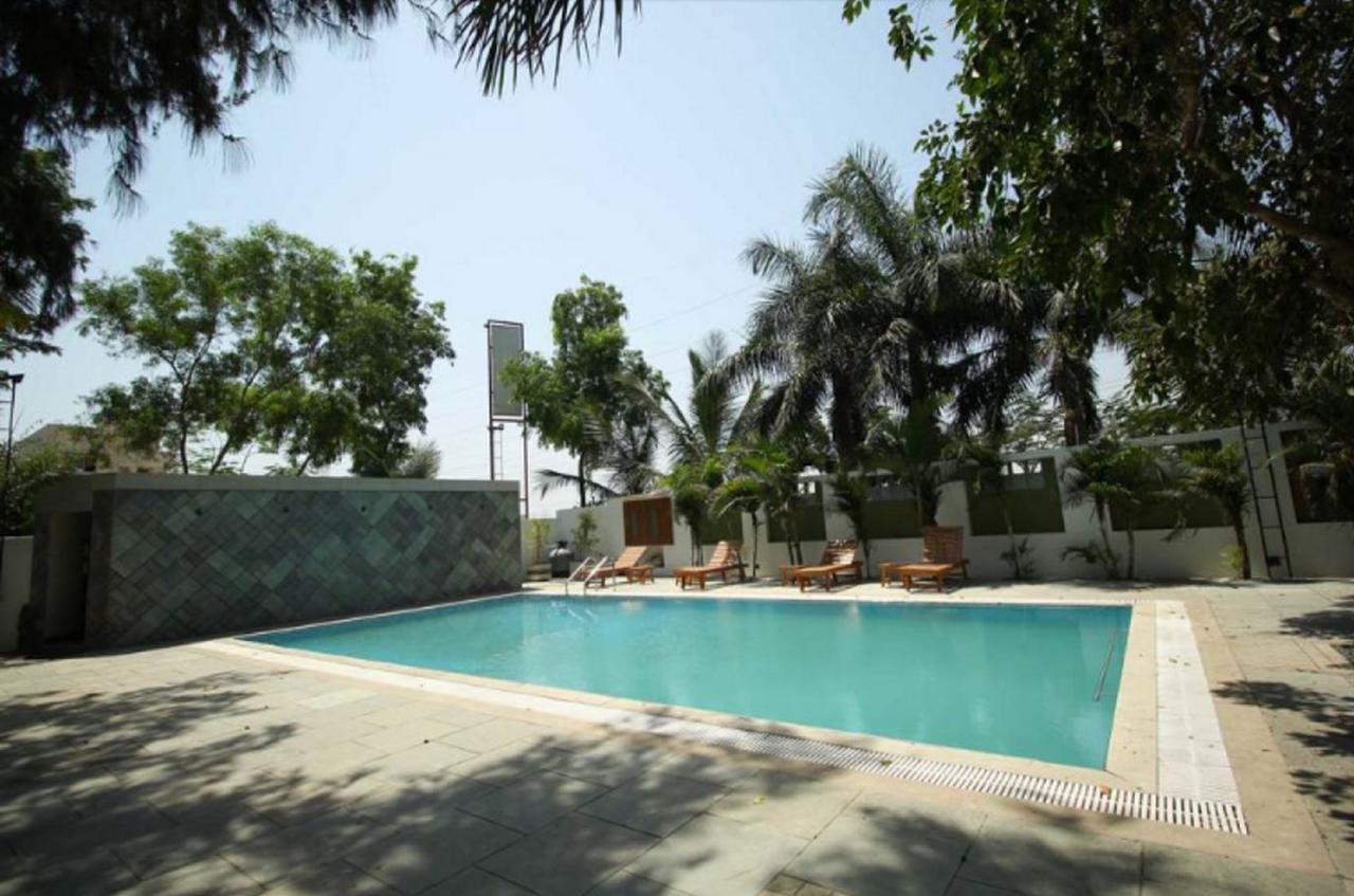 Hotel Executive Surat Bagian luar foto