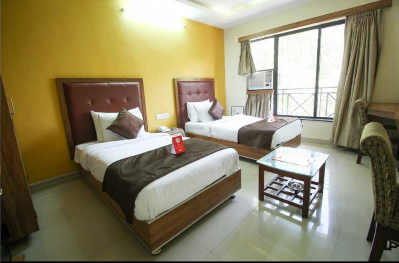 Hotel Executive Surat Bagian luar foto