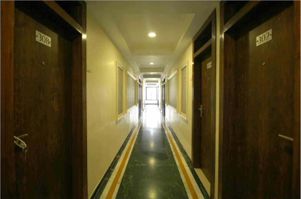 Hotel Executive Surat Bagian luar foto