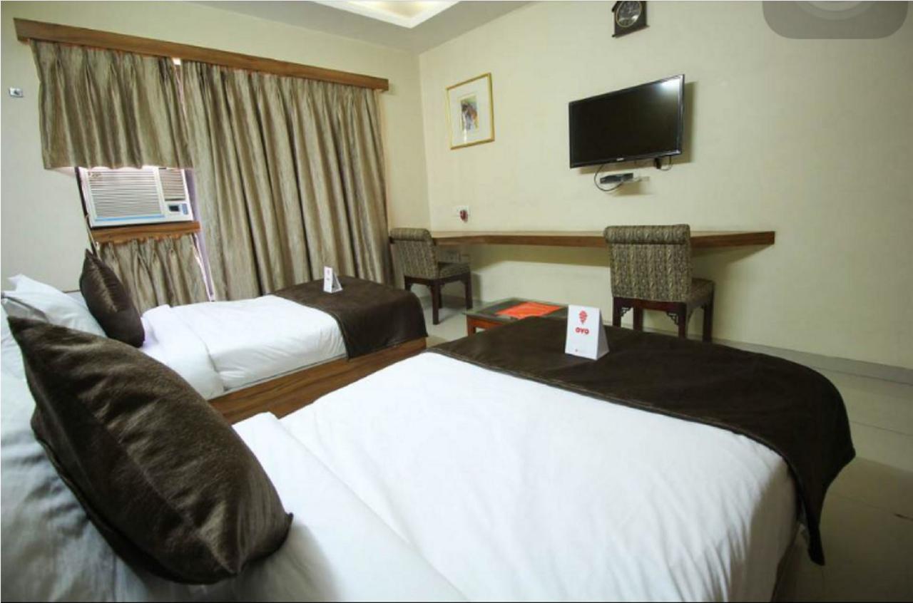 Hotel Executive Surat Bagian luar foto