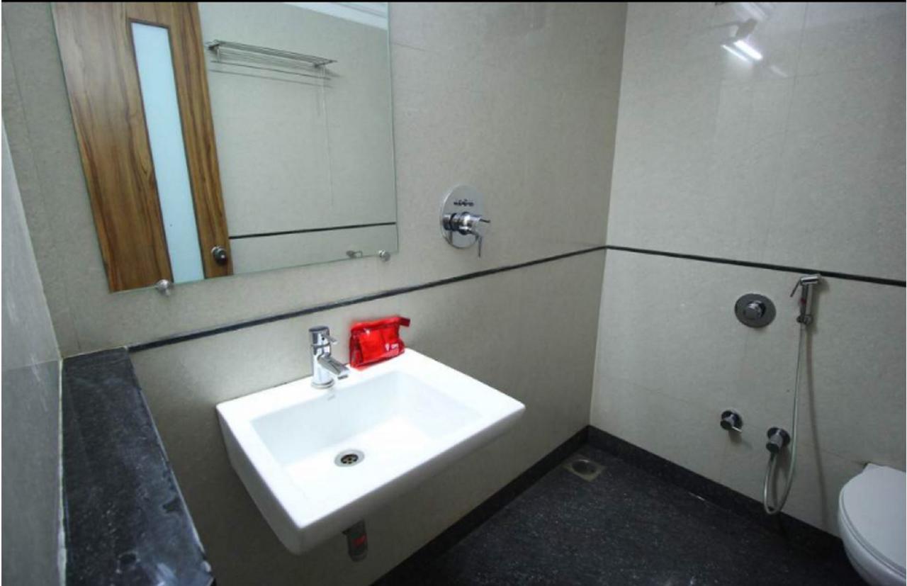 Hotel Executive Surat Bagian luar foto