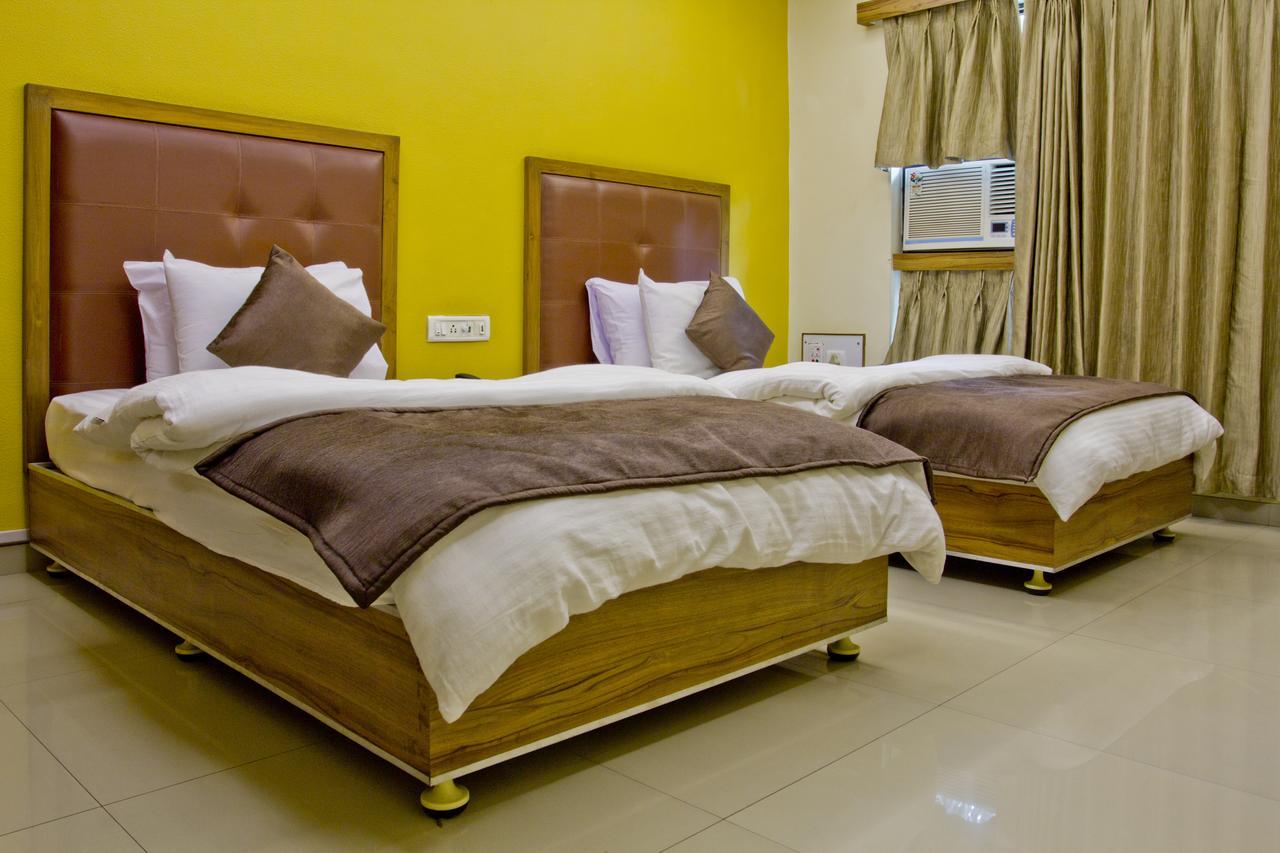 Hotel Executive Surat Bagian luar foto