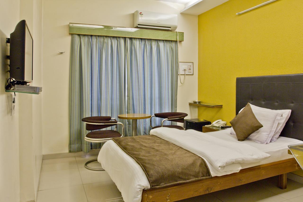 Hotel Executive Surat Bagian luar foto