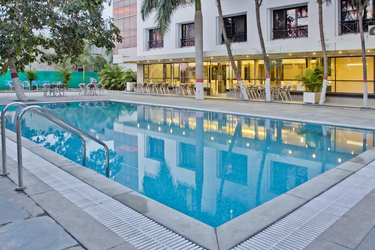 Hotel Executive Surat Bagian luar foto