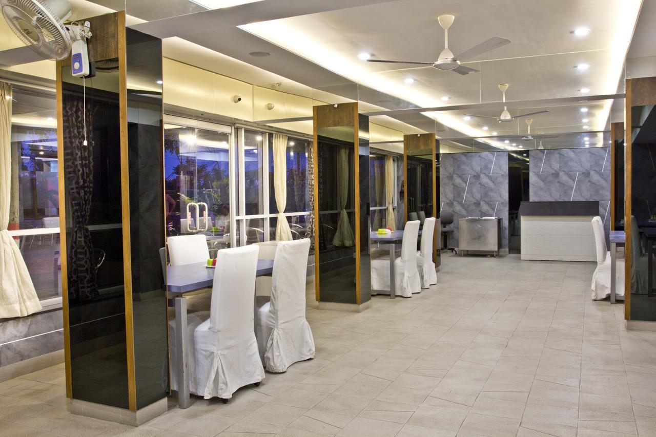 Hotel Executive Surat Bagian luar foto