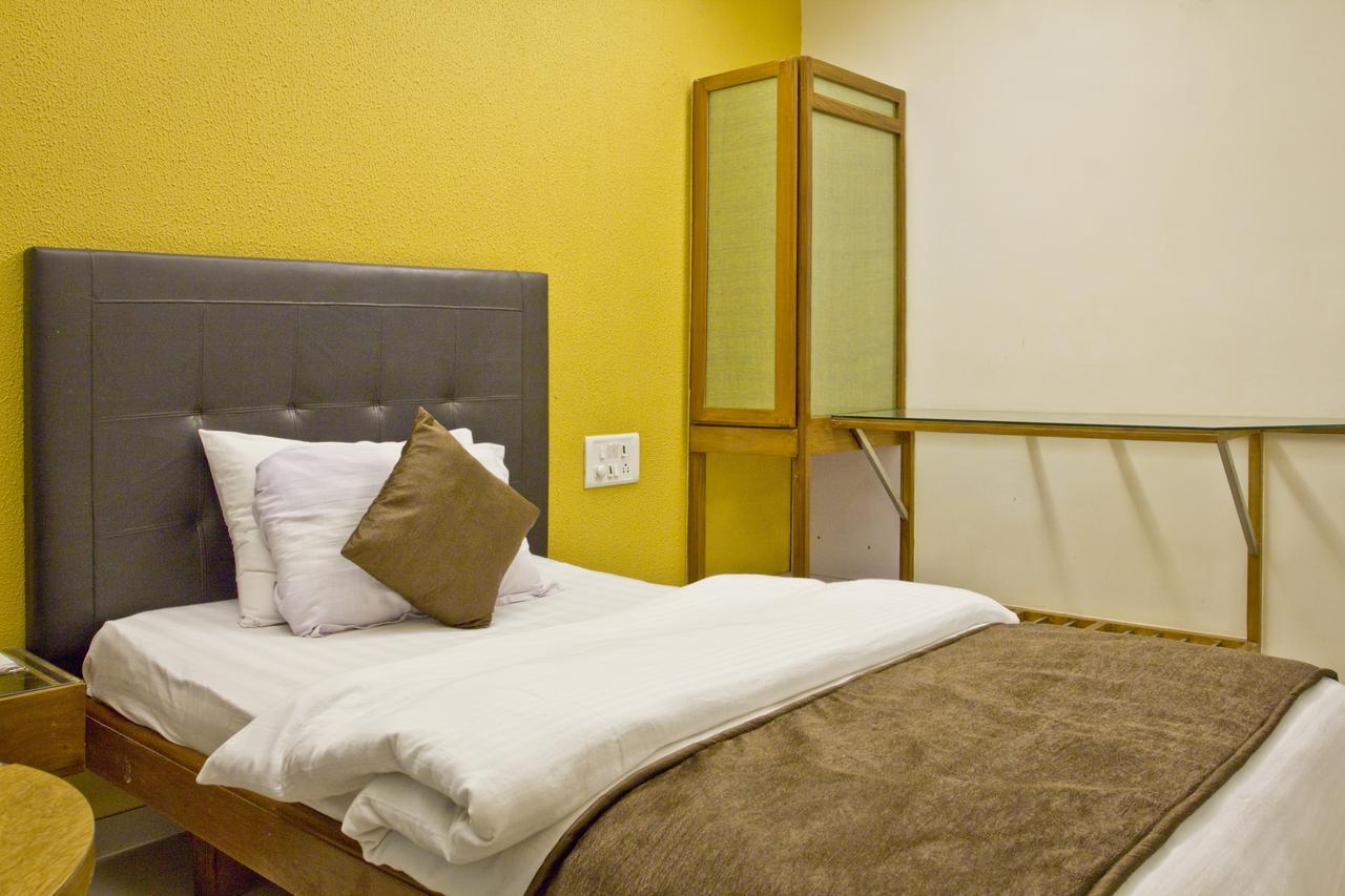 Hotel Executive Surat Bagian luar foto