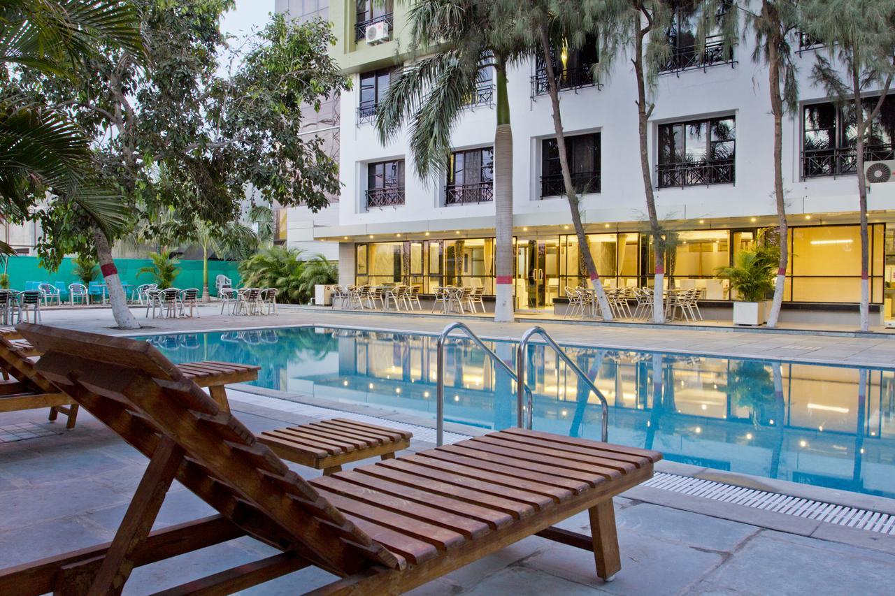Hotel Executive Surat Bagian luar foto