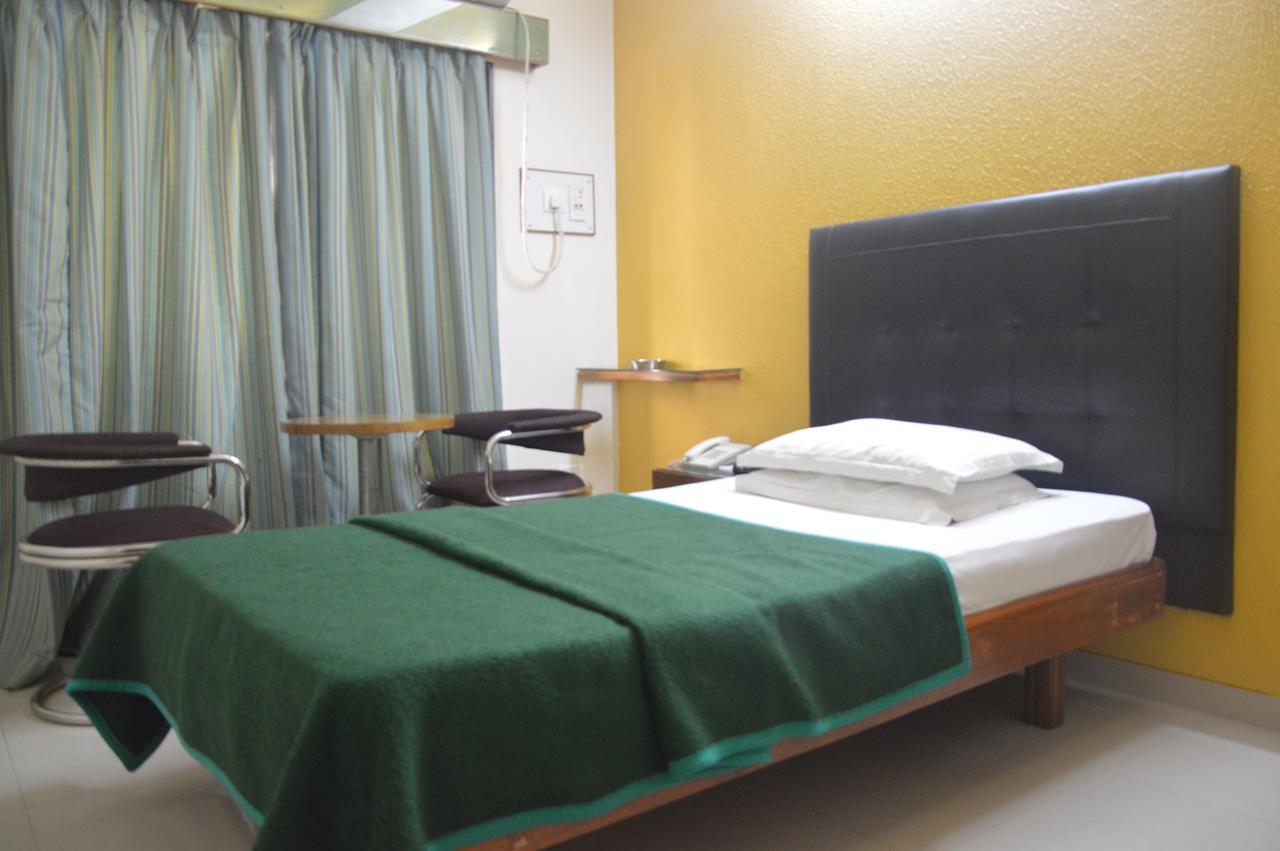 Hotel Executive Surat Bagian luar foto