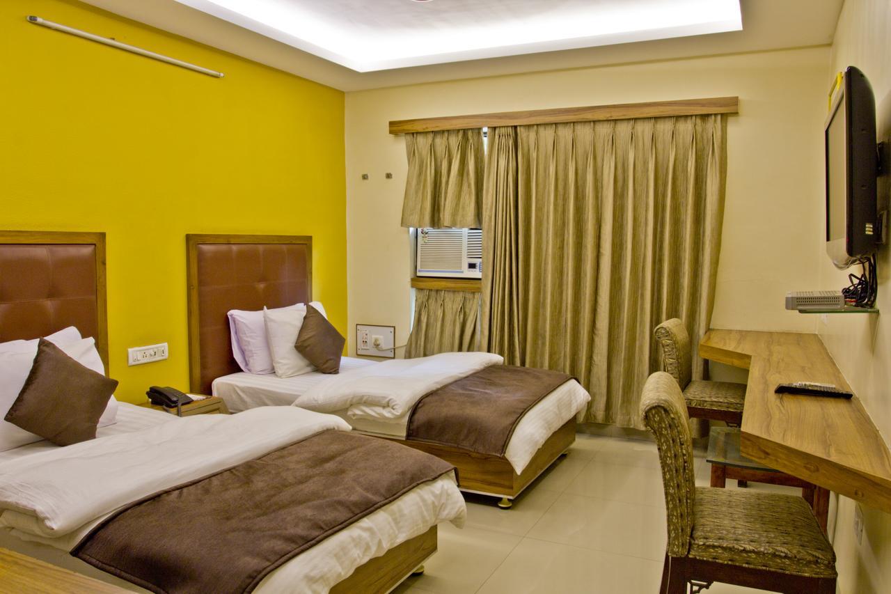 Hotel Executive Surat Bagian luar foto