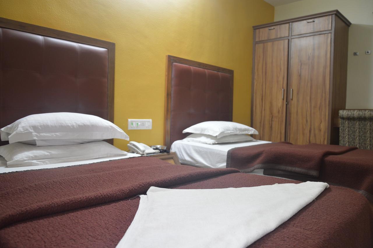 Hotel Executive Surat Bagian luar foto