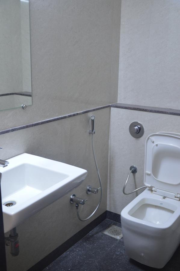 Hotel Executive Surat Bagian luar foto